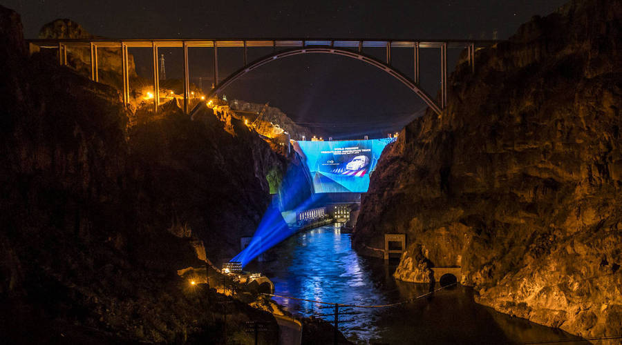 The world premiere of the Freightliner Inspiration Truck at The Hoover Dam set a new Guinness World Record.Die Weltpremiere des Freightliner Inspiration Truck an der Hoover-Talsperre brachte einen Eintrag ins Guinness-Buch der Rekorde.