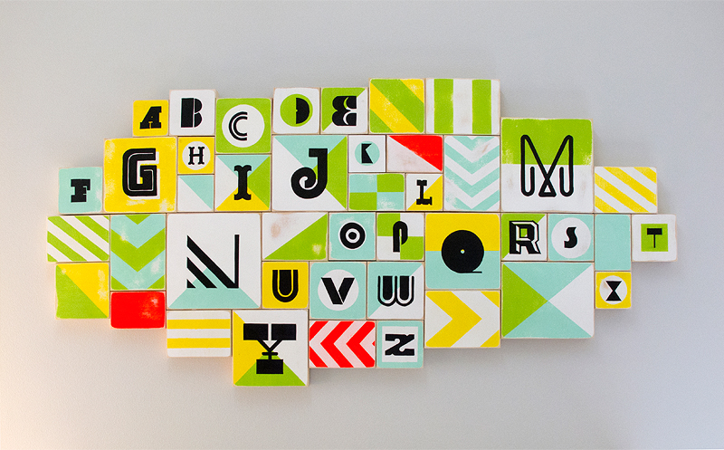 Interesting letters. Alphabet Blocks. Кубики с надписью школа для декорации. Modern Alphabet. Плитка с алфавитом.